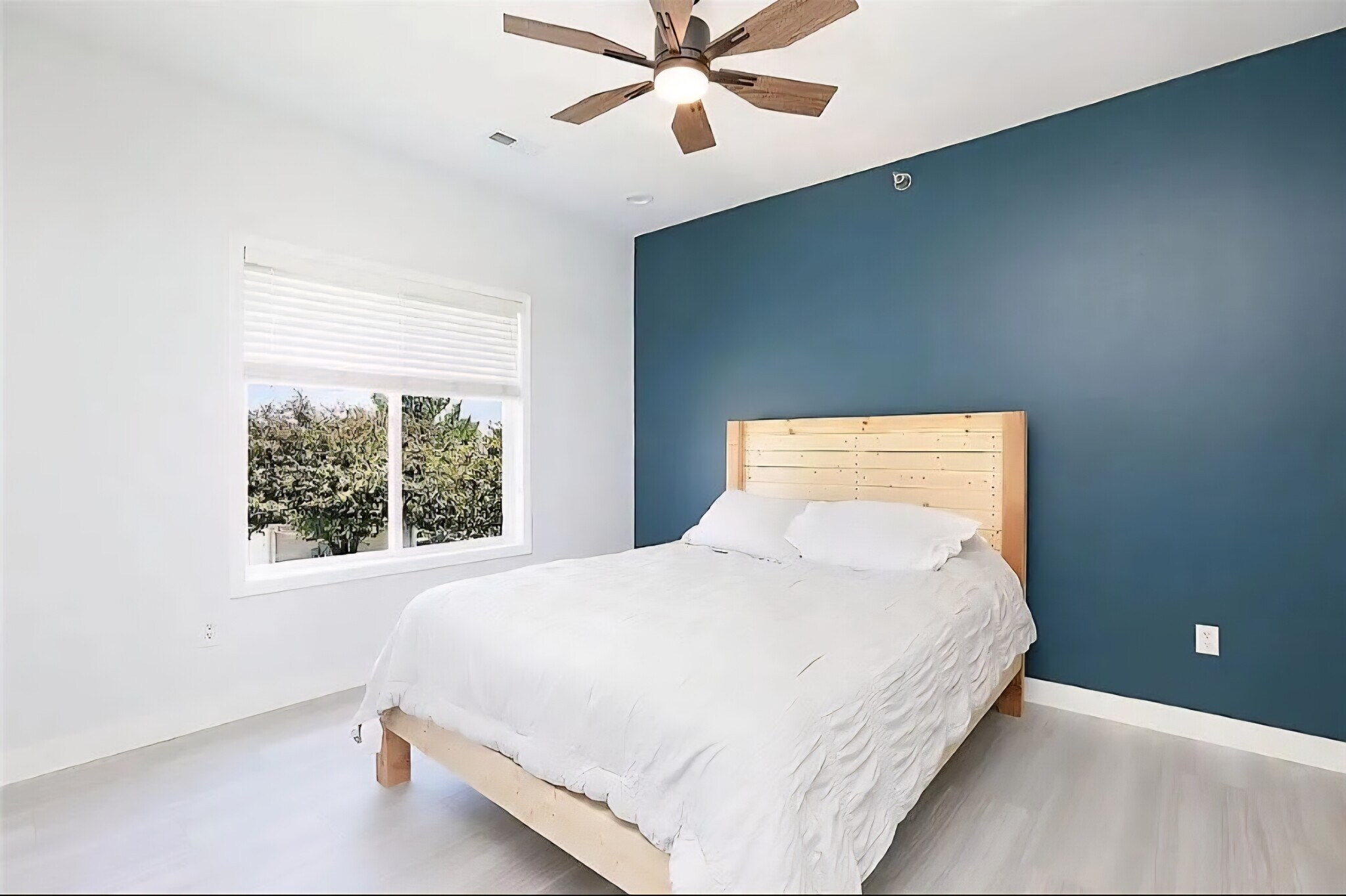 Building Photo - 1760 SE LA Grant Pkwy