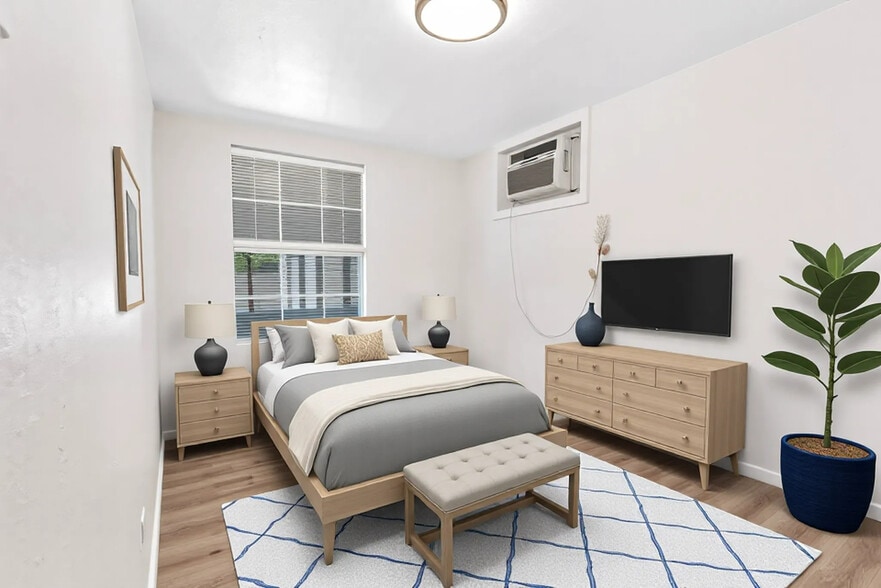 Building Photo - 206 S Elm St