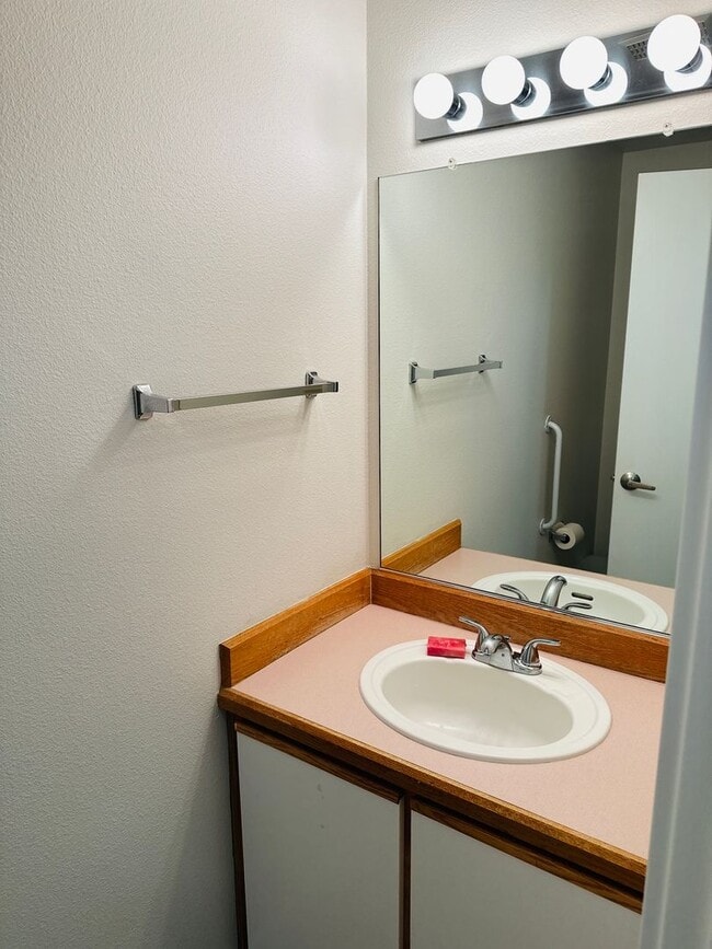 Building Photo - Charming Updated & Spacious Condo in a Peaceful Setting