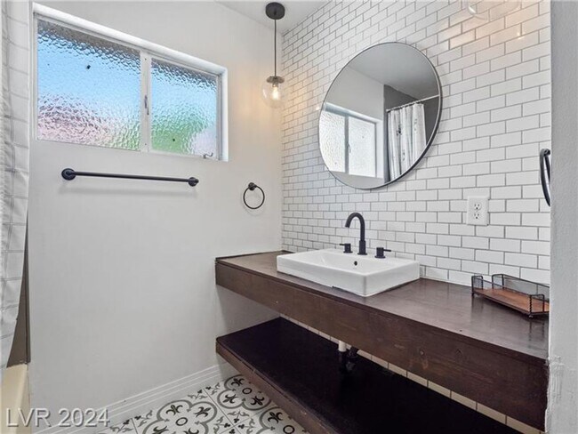 Building Photo - Spectacular Vintage 3Bed/2Bath Las Vegas h...