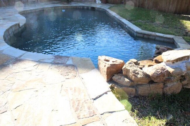 Building Photo - 1013 Stone Gate Dr