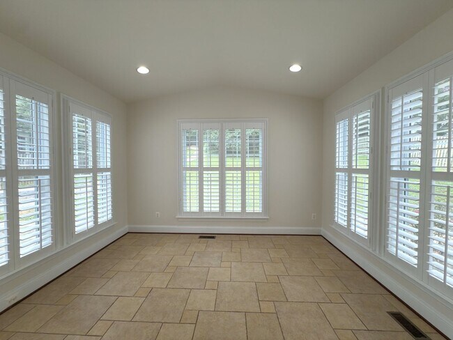 Building Photo - Spacious 4 Bed 5.5 Bath Home in Annandale,...