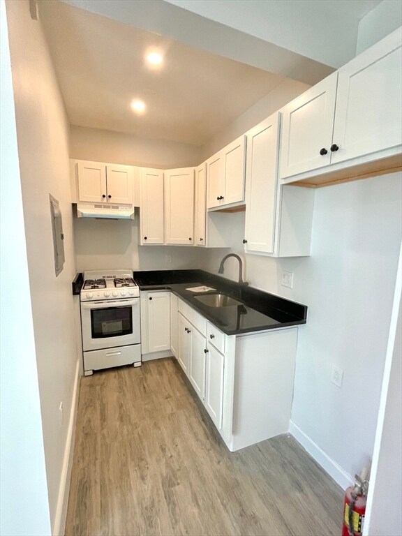 Building Photo - 655 E 7th St