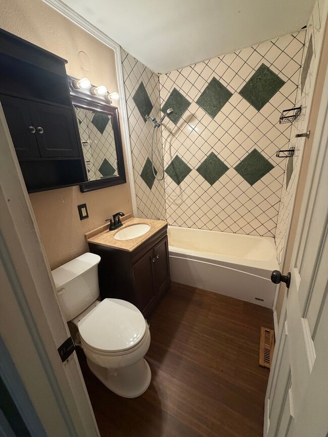Building Photo - 3 Bed 1.5 Bath Home For Rent