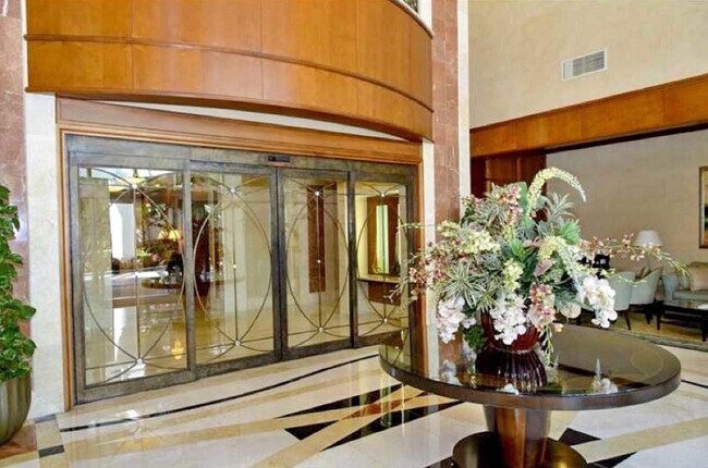 Building Photo - 347 N New River Dr E