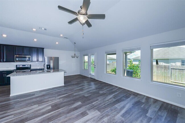 Building Photo - 216 Pearland St