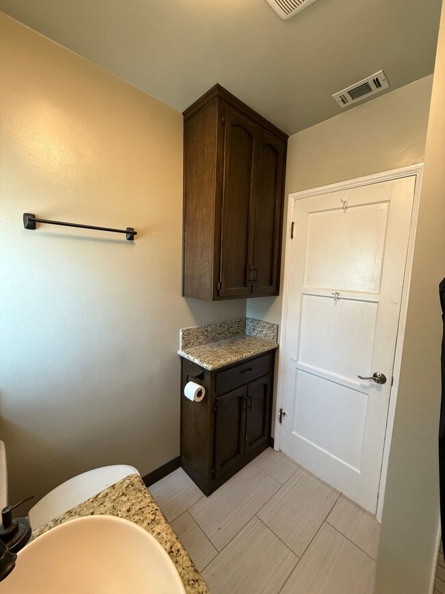 Building Photo - Charming 2-Bedroom Front House in Prime Lakewood Location