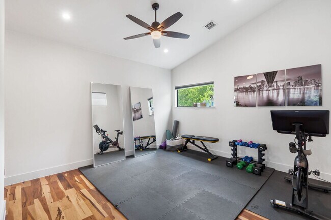 Building Photo - Modern Oasis in Bouldin Creek