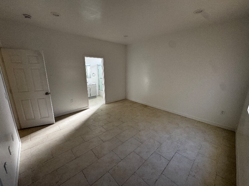 Building Photo - 1239 N Roxbury Dr