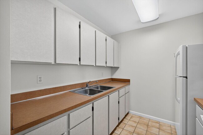 Building Photo - 8585 SE Church St