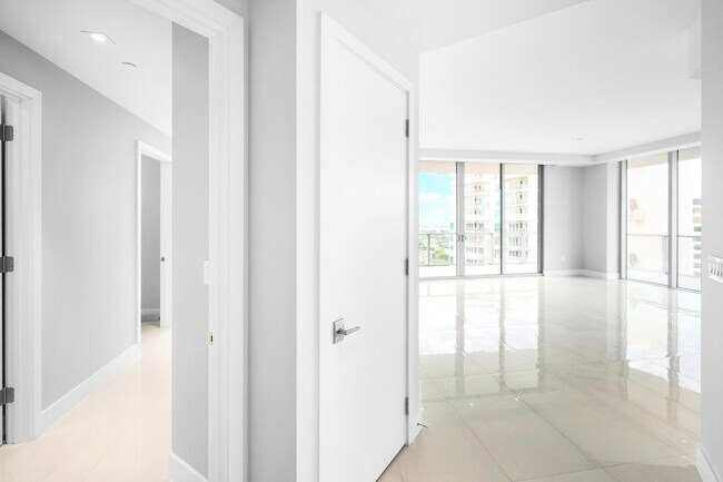 Building Photo - 3100 N Ocean Dr