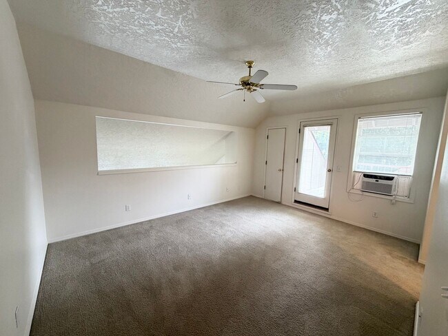Building Photo - Super Cute Spacious 2BD 2BA in the Hillsdale Neighborhood!