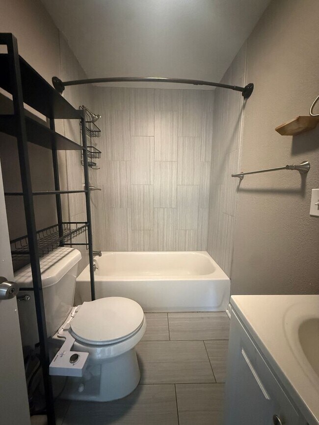 Building Photo - Charming 2-Bedroom, 1-Bath Home in Raytown, MO – Modern Finishes & Spacious Yard!