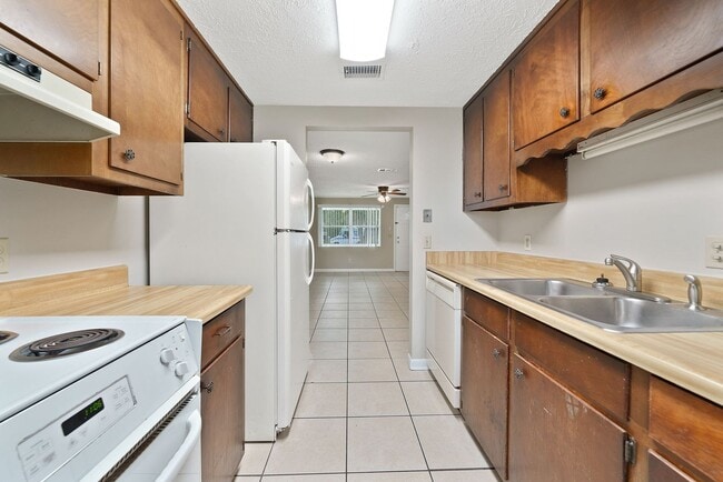 Building Photo - Now available in Lynn Haven, great location