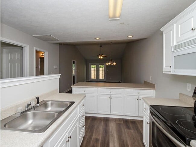Building Photo - 663 Mickelson Way