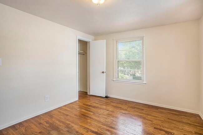 Building Photo - AVAILABLE MID-JULY!! 3 Bedroom, 1.5 Single...