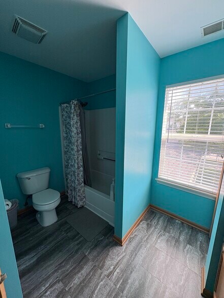 Building Photo - 536 W Kristina Ln