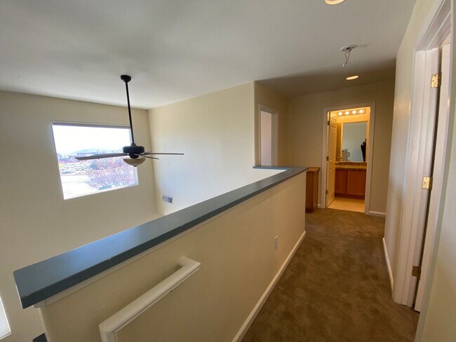 Building Photo - North Valley - 3 Bed 2 Bath - Near Water P...