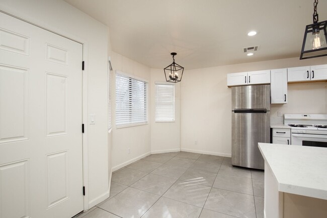Building Photo - Completely remodeled 2nd floor unit near S...