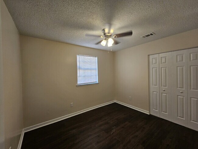 Building Photo - "$500 OFF FIRST MONTHS RENT!!  Charming 3-Bedroom Oasis with 2 Full Baths in Pensacola's Scotland...