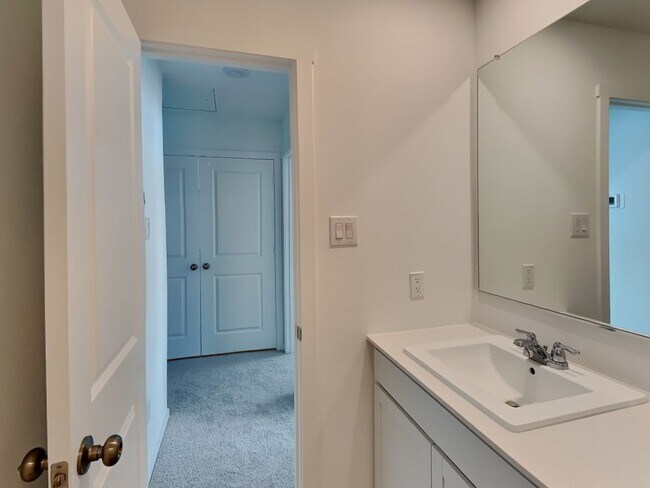 Building Photo - ***FREE MONTHS RENT WITH MOVE IN ON OR BEFORE 12-31-2025***