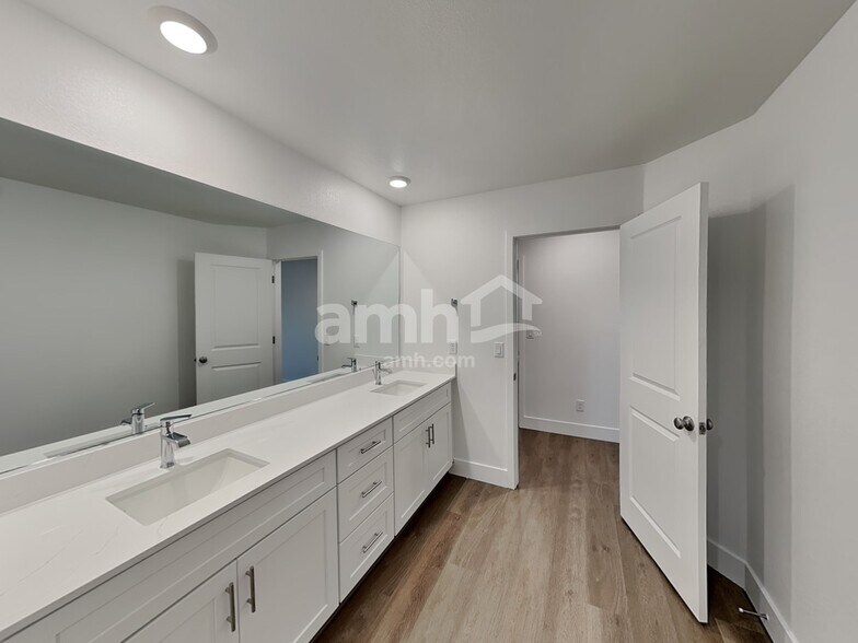 Building Photo - 5871 Vaes Dothrak St