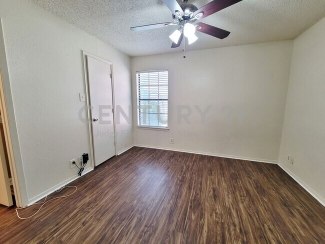 Building Photo - 929 W Hickory St