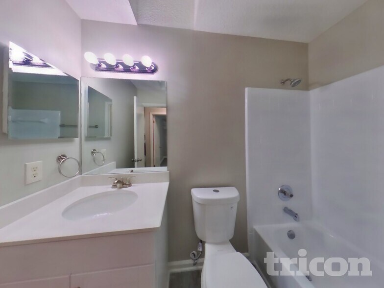 Building Photo - 3572 Raymur Villa Dr