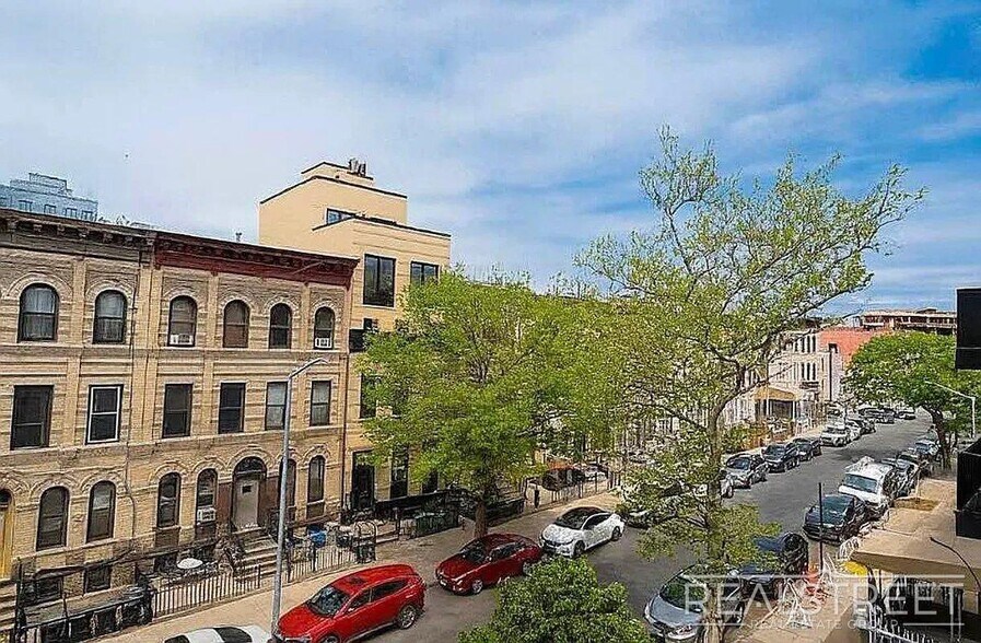 Building Photo - Spacious 1.5-Bedroom Penthouse Apartment in Prime Bushwick!