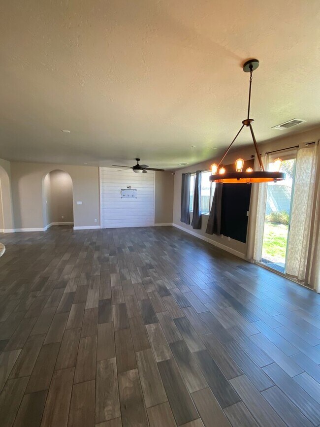 Building Photo - 3200 N Glacier Way