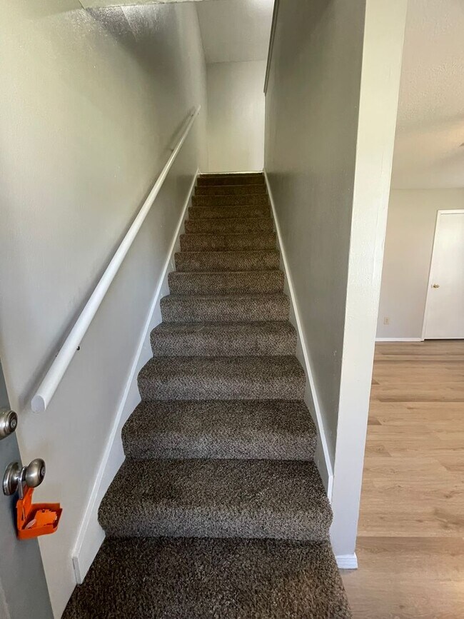 Building Photo - 531-B N Oak Grove Ave