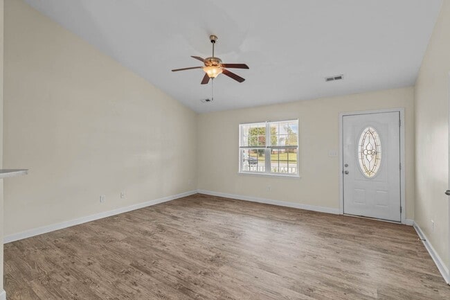 Building Photo - 3 Bedroom 2 Bathroom Home