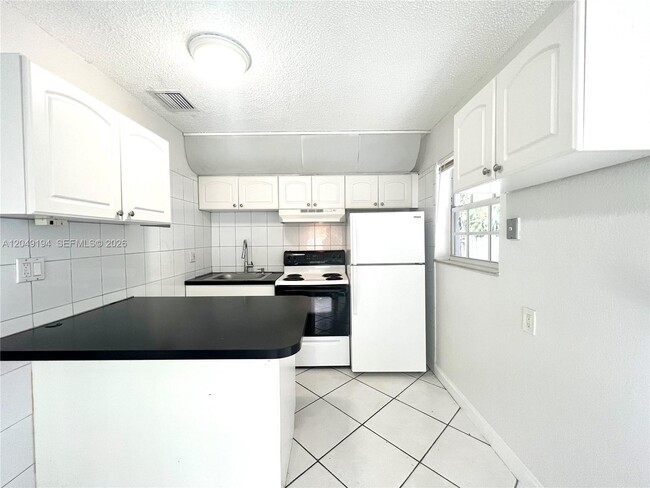 Building Photo - 731 SW 14th Ave