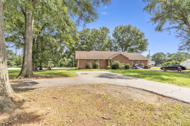 Building Photo - Discover Comfort and Convenience! Prime Bo...