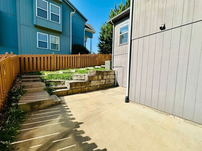 Building Photo - {20067} Custom Built Home in Woodland Mano...