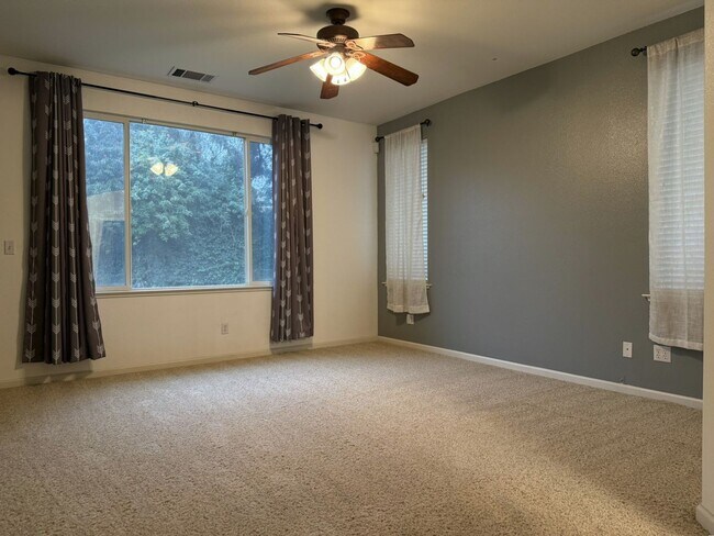 Building Photo - Polished and Chic 4/2 Available NOW!!