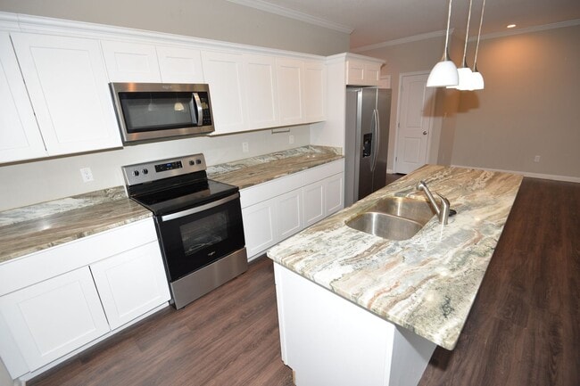 Building Photo - Spacious Single Family w/ Two Master Suites