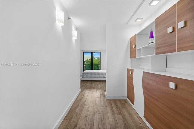 Building Photo - 2625 Collins Ave