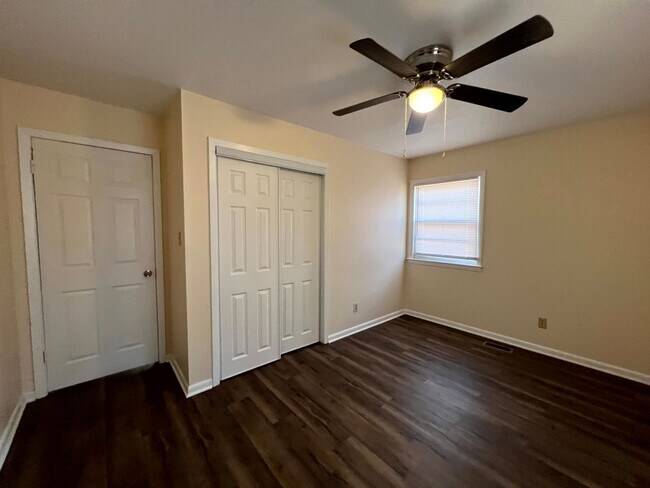 Building Photo - 944 Lark Dr