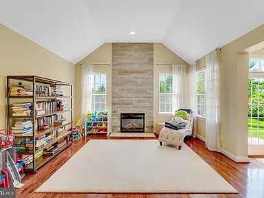 Building Photo - A stunning end-unit carriage home with an ...