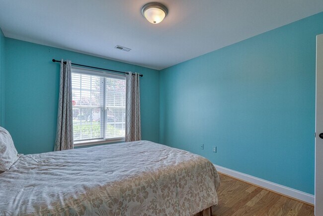 Building Photo - 210 Rivermill Ct