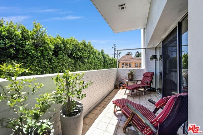 Building Photo - 999 N Doheny Dr