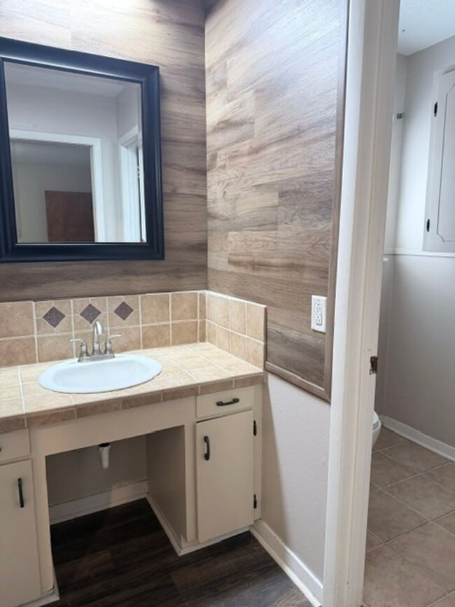 Building Photo - 2728 Encino Ave