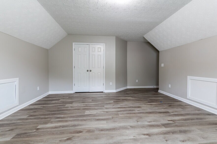 Building Photo - 1870 Hillspring Ln