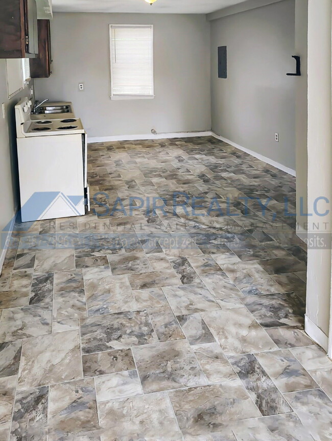Building Photo - 774 Lilly Ave