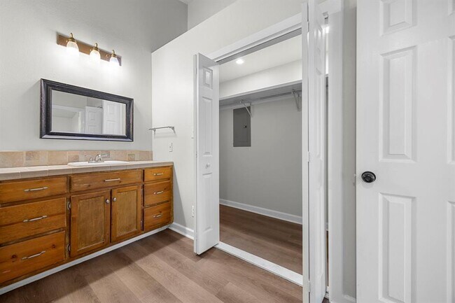 Building Photo - 208 S Cougar Ave