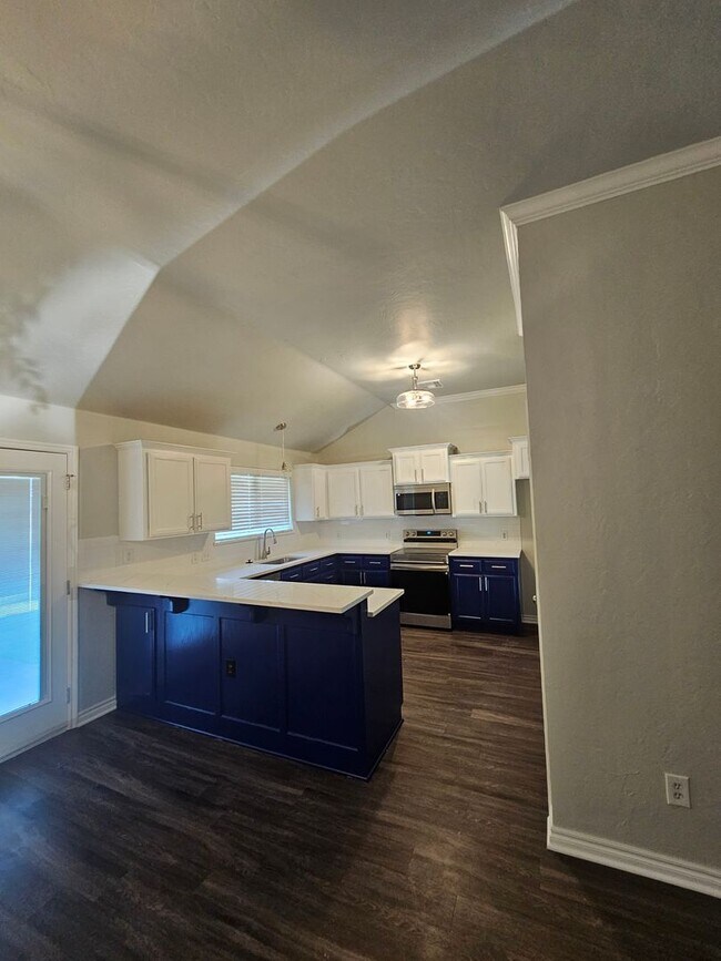 Building Photo - First Month Free!  Recently Remodeled!