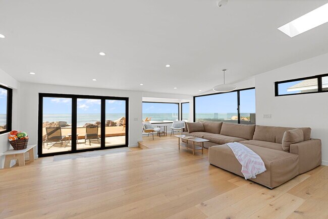 Building Photo - 2988 Solimar Beach Dr