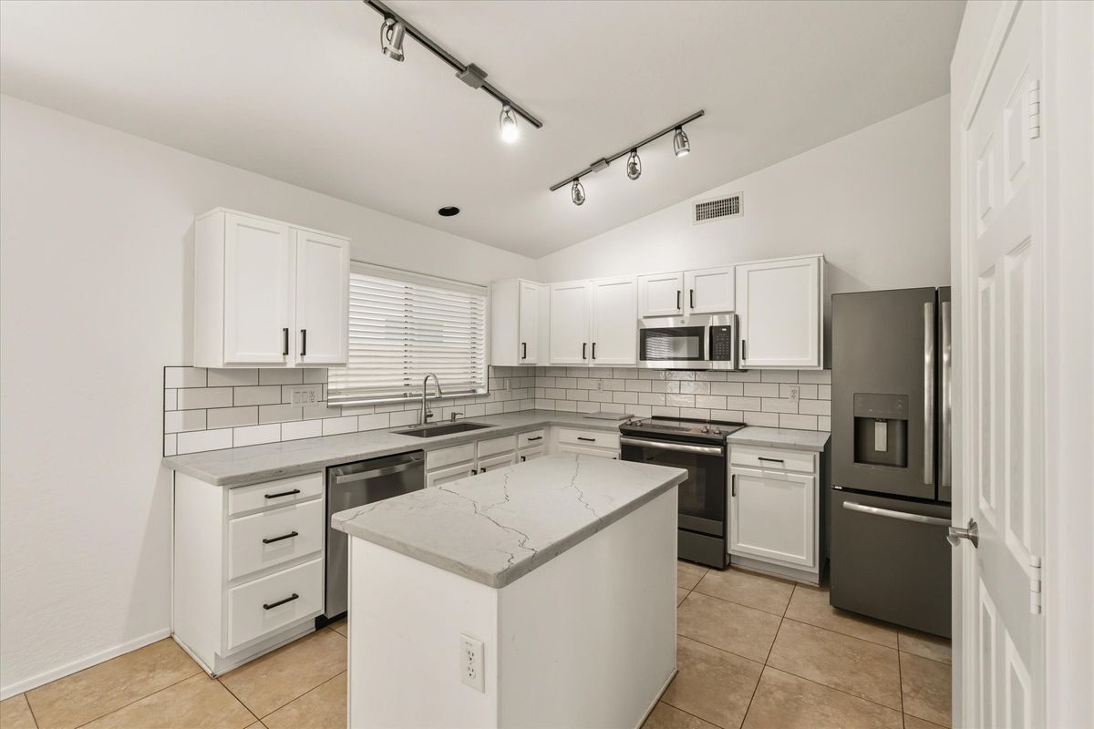 Building Photo - 2212 E Vista Bonita Dr