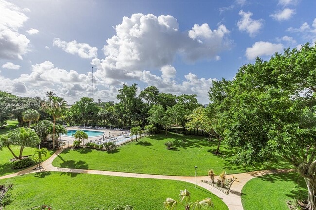 Building Photo - 4330 Hillcrest Dr